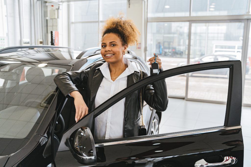 Femme qui achète une voiture - CodeNekt